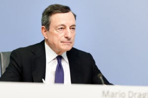La strada in discesa di Powell e quella in salita di Draghi