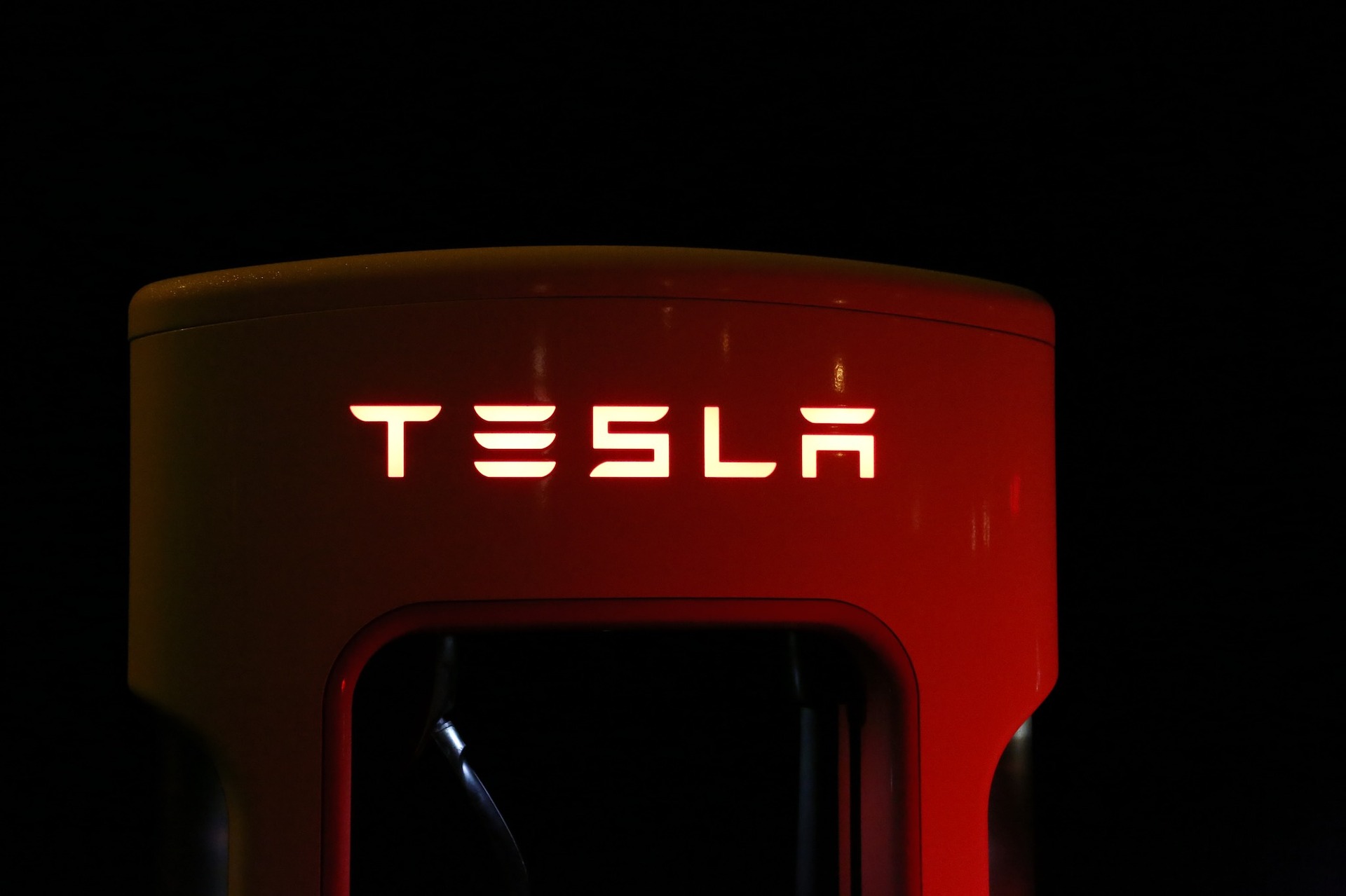 Tesla verso mille miliardi di capitalizzazione con Hertz che compra 100mila vetture