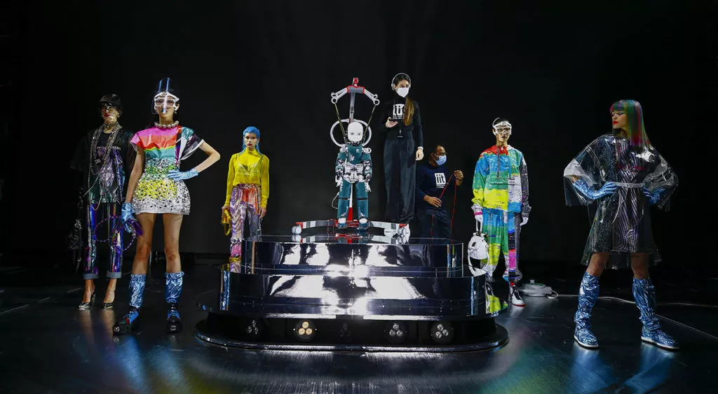 financialounge -  Dolce e Gabbana giovani Libertà Milano Fashion Week Milano Moda Donna moda robot sfilata streaming tecnologia