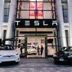 Tesla sprofonda a Wall Street