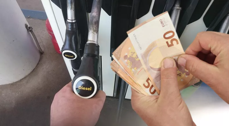 financialounge -  auto benzina Diesel EU ETS tasse Transizione elettrica