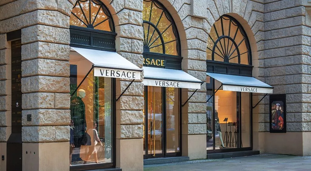 financialounge -  lusso moda Prada Versace