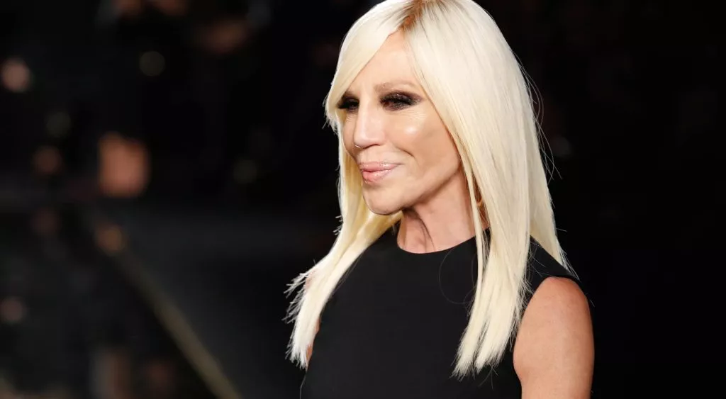 financialounge -  Capri Holdings Dario Vitale Donatella Versace Prada titoli del lusso Versace