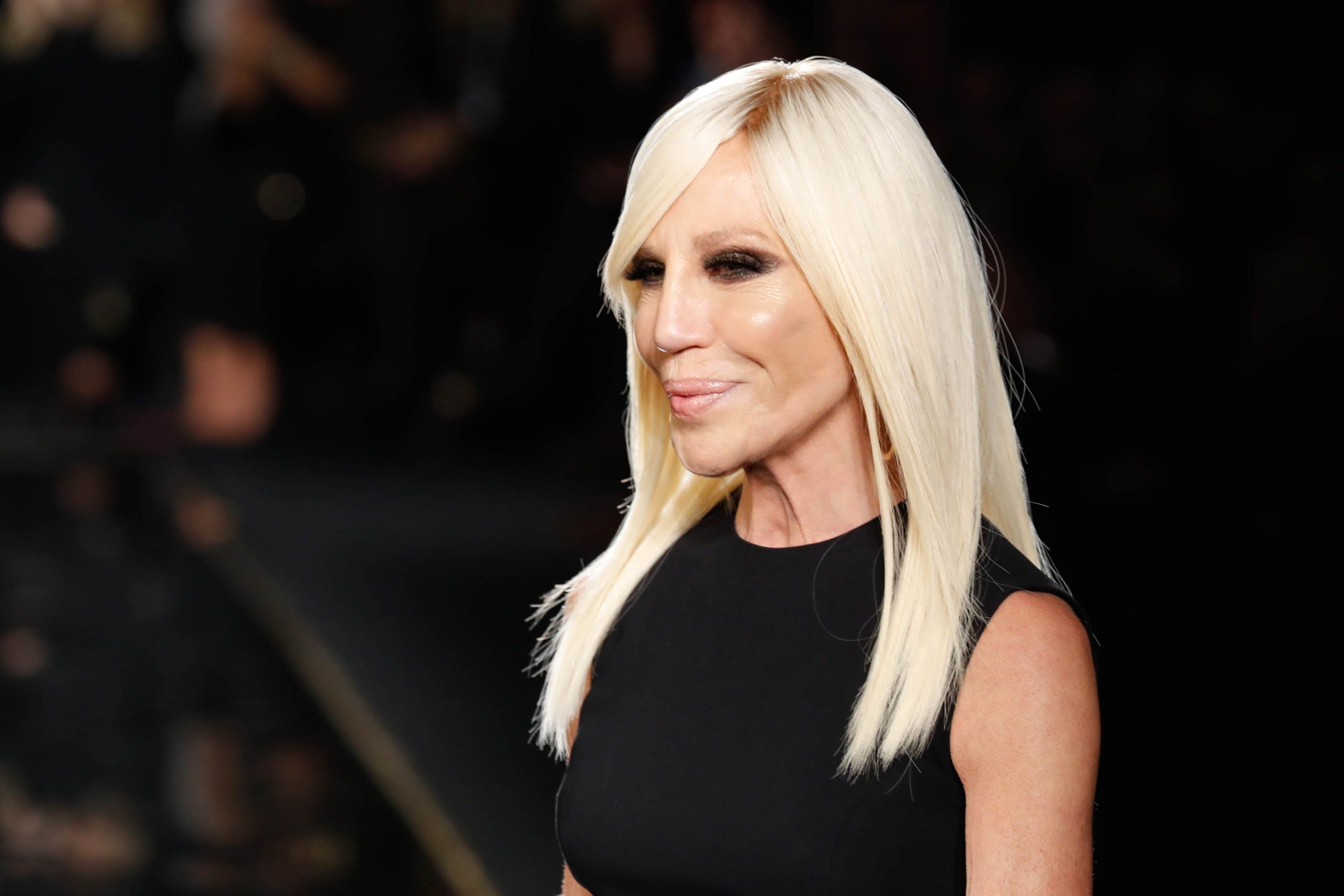 financialounge -  Capri Holdings Dario Vitale Donatella Versace Prada titoli del lusso Versace